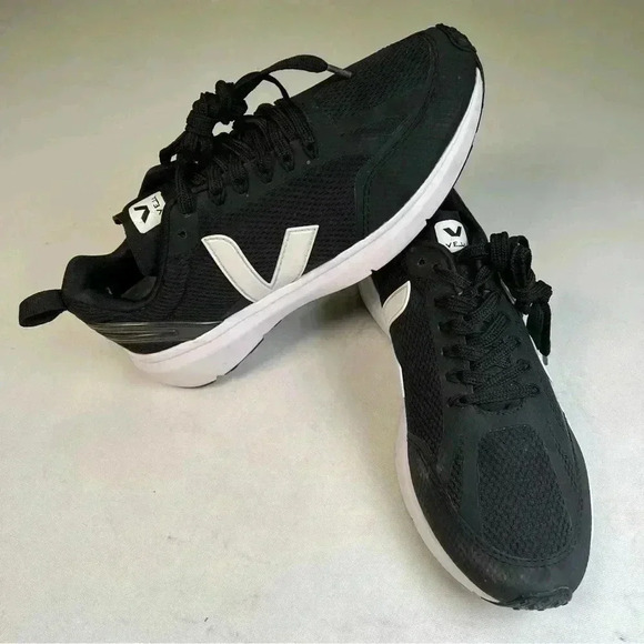 Shoes - VEJA
WOMEN'S CONDOR 2 ALVEOMESH BLACK WHITE
$195.00 Sz 8 like new
